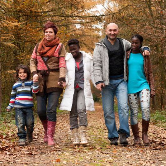  Eine Familie genießt einen Spaziergang 